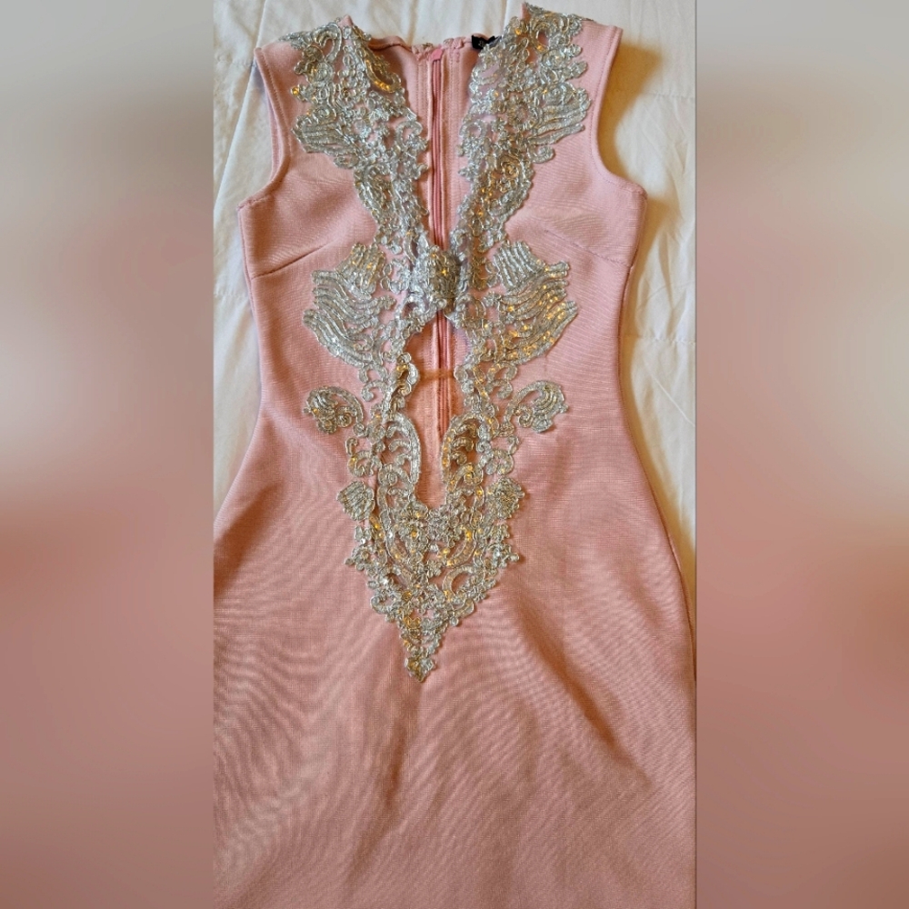Bella Barnett Bodycon Mini dress S Peach Pink  Metallic Embroidered Party